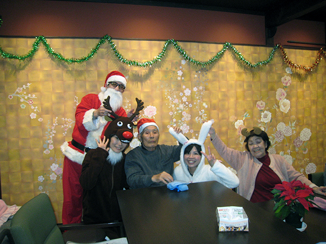 今年もクリスマス会を開催しました。サンタさんやトナカイさんと記念撮影～！あれ？うさぎさんも仲間入り？
